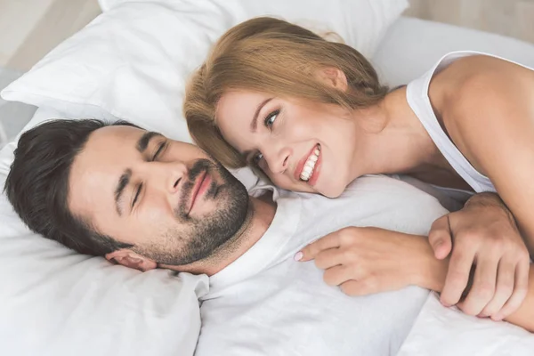 Fröhlich liebendes Paar entspannt sich im Schlafzimmer — Stockfoto