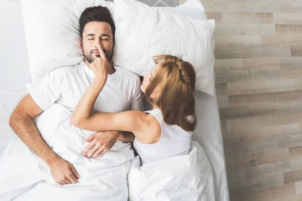 Happy gift par tillsammans att vakna på morgonen — Stockfoto