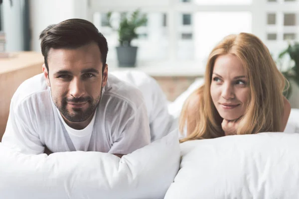 Gioioso giovane uomo e donna rilassante in camera da letto — Foto Stock
