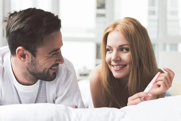 Mulher feliz dizendo ao homem sobre sua posição expectante — Fotografia de Stock