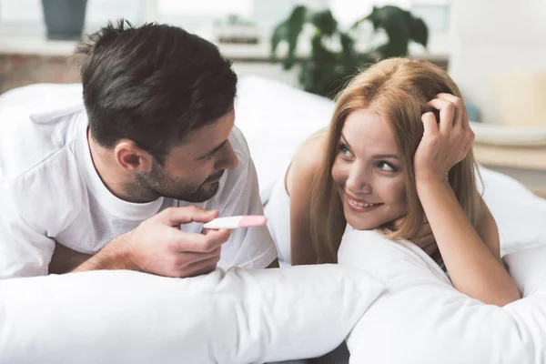 Возбужденная супружеская пара, обнаруживающая результат теста на беременность — стоковое фото
