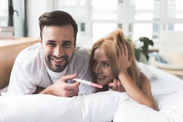 Vrolijke jonge man en vrouw zijn klaar om te worden ouders — Stockfoto