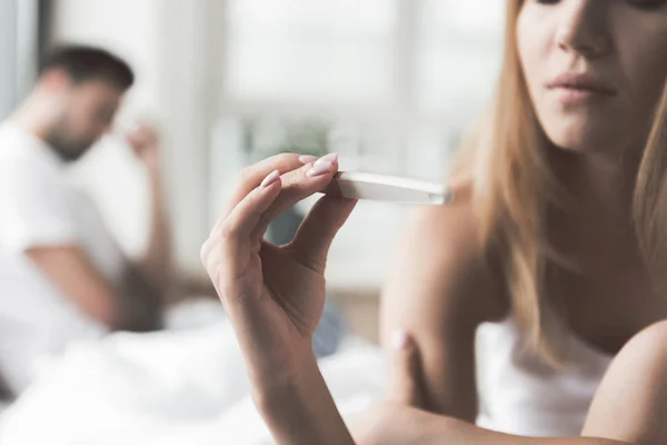 Nachdenkliches Mädchen unterzieht sich Schwangerschaftstest bei Freund — Stockfoto