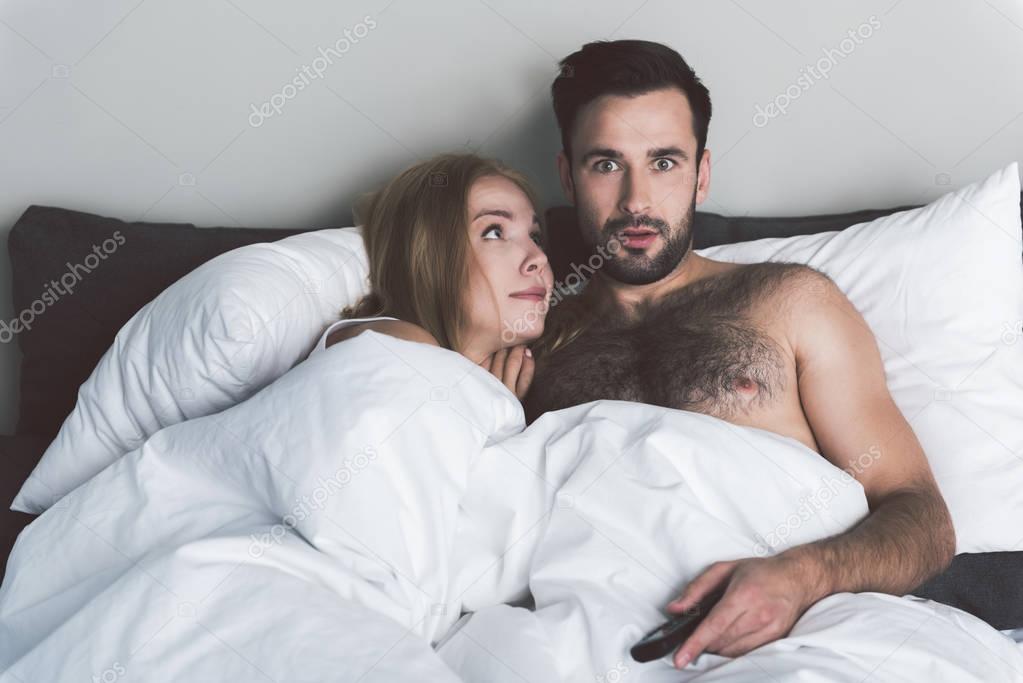 Liebespaar im bett schwarz weiß