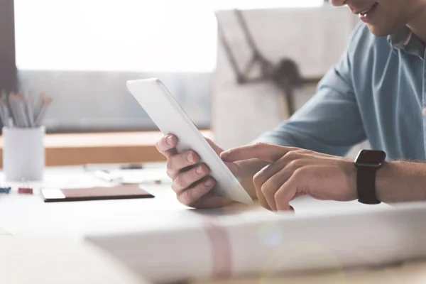 Vrolijke jeugdige man houdt moderne gadget — Stockfoto