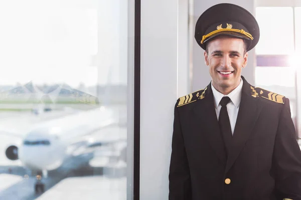 Lustig lächelnder Pilot auf Flughafen — Stockfoto