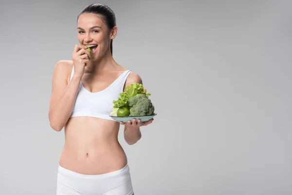Glada smal tjej äta hälsosam frukt — Stockfoto