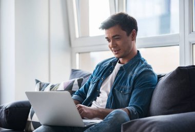 Neşeli sevimli adam zevkle zahmetli