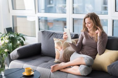 Neşeli kadın elektronik tablet vasıl arıyor