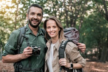 Neşeli erkek ve kadın doğa fotoğrafını çekmek