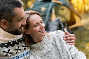 Mutlu sevgi dolu iki rahatlatıcı ormanın içinde