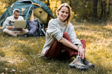 Neşeli Orman rahatlatıcı çift evlendi