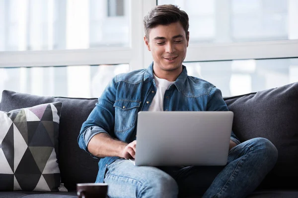 Pozitif adam modern Gadget'ı kullanma