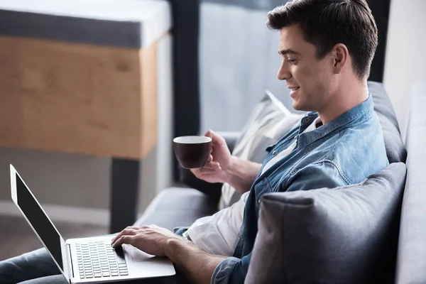 Hoş adam klavye gülümseme ile yazarak