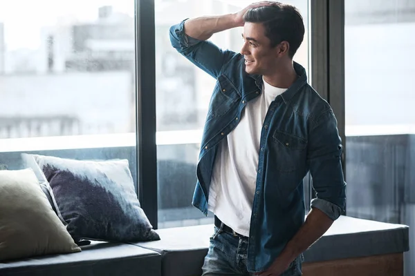 Neşeli genç adam manzarayı