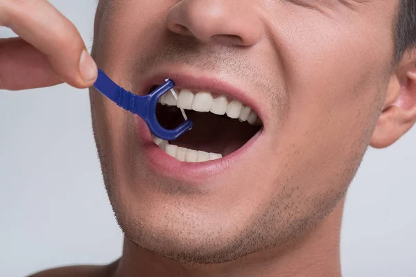 Młody człowiek jest opiekuńczy dla jego zdrowia jamy ustnej — Zdjęcie stockowe