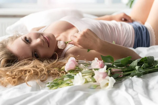 Yatak içinde dinlenme neşeli genç kadın