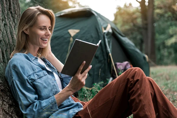 Neşeli genç kadının literatüründe ormanı