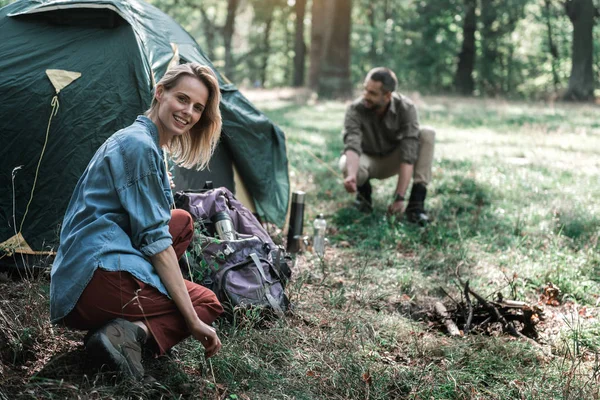 Alegre pareja casada lanzando refugio en la naturaleza — Foto de Stock