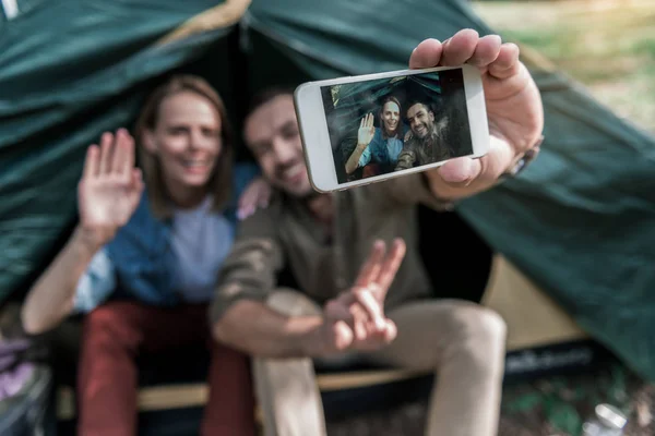 Felices turistas haciendo selfie en el teléfono inteligente en la tienda — Foto de Stock