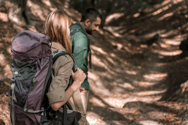 Aktiva gift par promenader i skogen — Stockfoto
