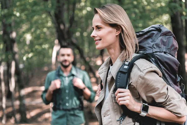 Couple joyeux marchant dans la forêt ensemble — Photo