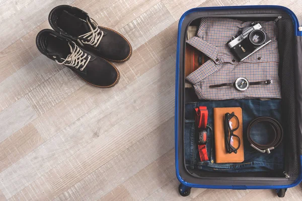 Açık bavul giyim tam