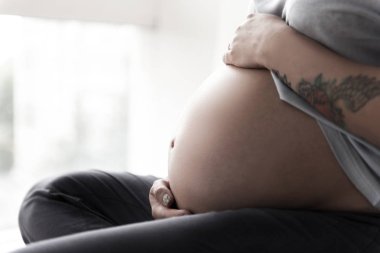 Hamile kız karnı sarılma