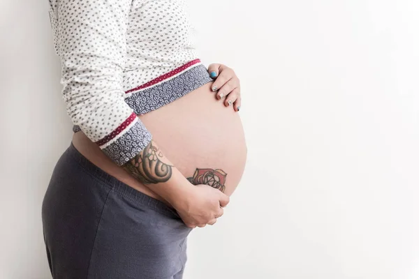 Terhes nő üzembe kezét a kör paunch — Stock Fotó
