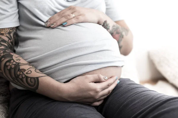 Futura madre poniendo las manos en la barriga — Foto de Stock