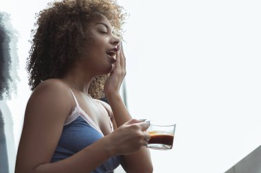 Giden kız kupa kahve tadım