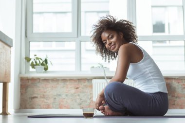 Katta sıcak içecek tatma giden kız