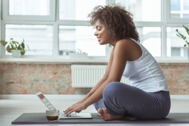 Dizüstü bilgisayarda eğitimden sonra çalışmaya giden kız