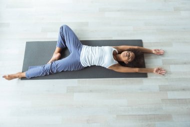 Evde egzersiz alarak sakin kız