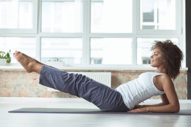 Mindere çalışma dışarı giden kadın