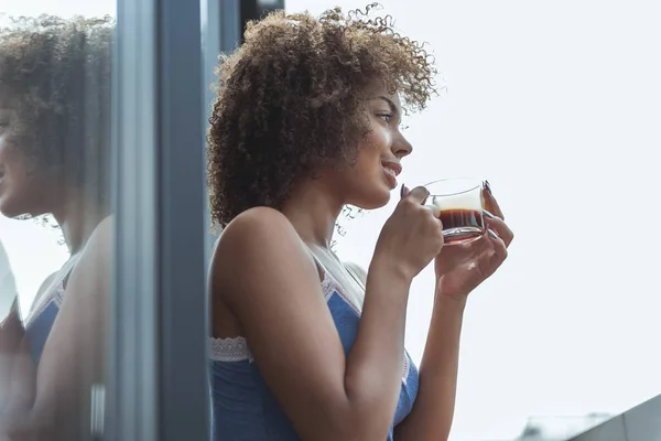 Wesoły african kobieta pije kawę — Zdjęcie stockowe