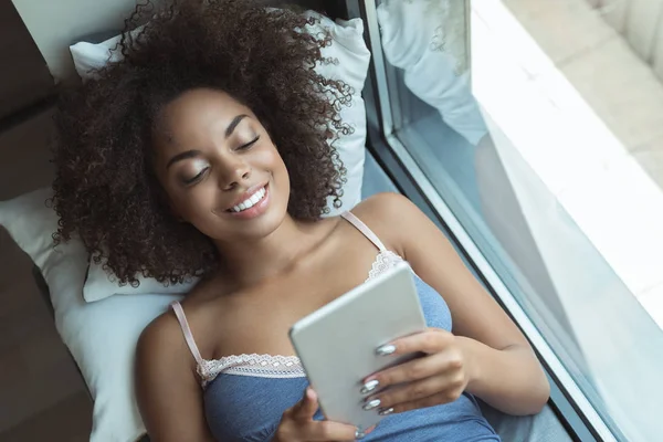 Işınlama erkek dijital cihaz izlerken