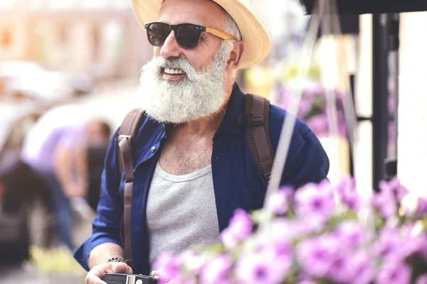 街を歩いて喜んでシニア男性の観光客 — ストック写真