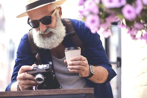 Vieil homme positif buvant un expresso après le voyage — Photo