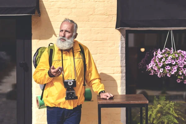 Ciddi üst düzey erkek turist sahip break açık havada