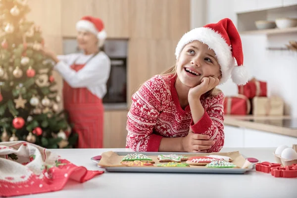 Criança sonhadora celebrando o Natal na casa da avó — Fotografia de Stock
