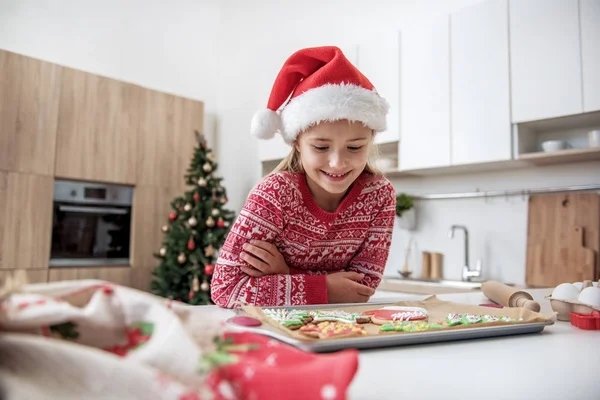 Roztomilá žena dítě chce jíst vánoční cukroví — Stock fotografie