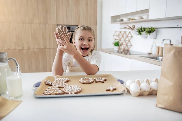 Feliz niña sosteniendo deliciosa pastelería dulce —  Fotos de Stock