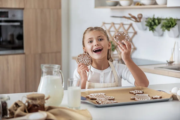 Emocionada niña hornear galletas de vacaciones —  Fotos de Stock
