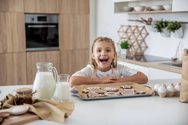 Chica alegre está satisfecho con la pastelería de Navidad auto-horneado —  Fotos de Stock