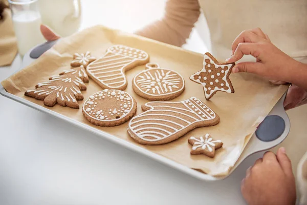 Grand-mère a préparé des biscuits pour sa petite-fille — Photo