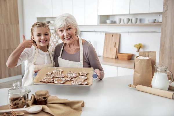 Familia alegre está satisfecho con dulces hechos a sí mismo —  Fotos de Stock