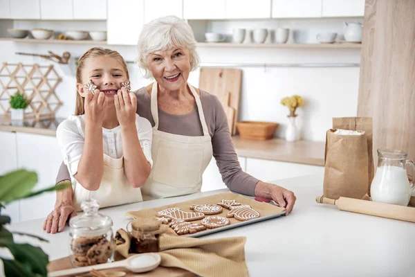 Joyosa abuela y pastelería infantil juntos —  Fotos de Stock