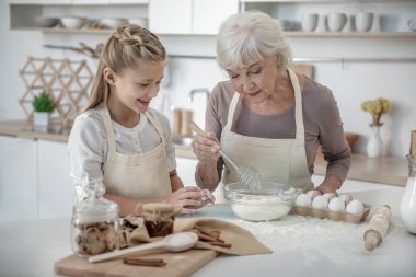 Neşeli büyükanne pasta hamur yapma