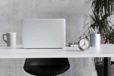 Meşgul kişi için rahat çalışma alanı